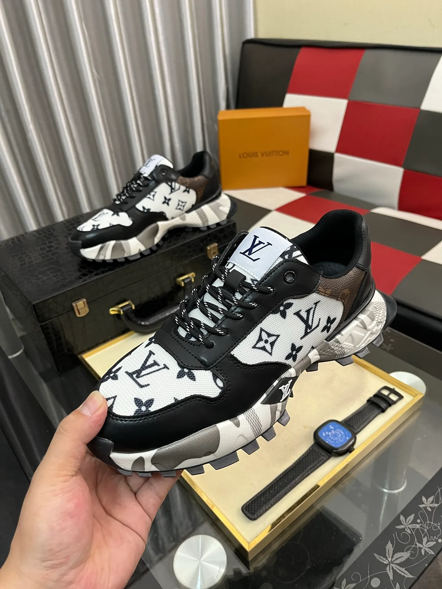 Men's shoes 💰458⌚️⌚️《Louis vuitton/LV Louis Vuitton》original quality.~ Unique modern style sneakers. 🏃A must-have casual shoe for trendy men😍😍 Original brand imported from Italy, imported original leather, cowhide lining (refuses to discolor and grind feet) Sole: Original sole provided by the original factory, French lazy style design ⚠️Fit to the feet Original quality code number: 38-442️⃣Colors available